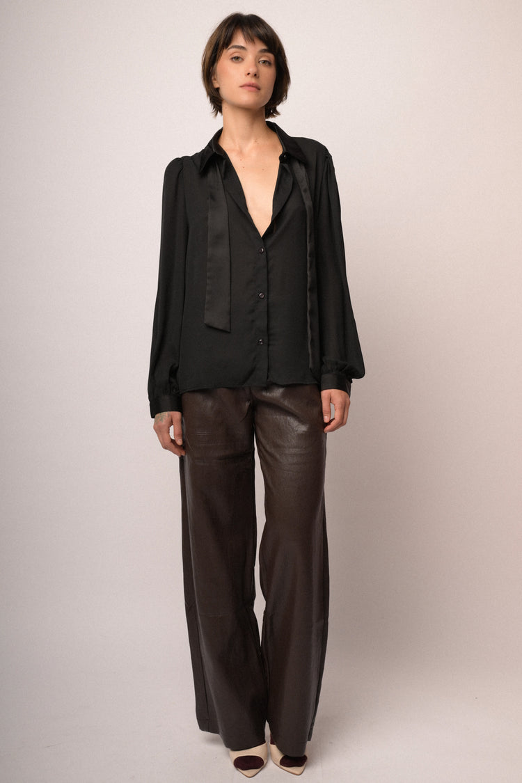 Camicia con cravatta lucida
