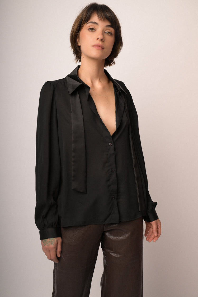 Camicia con cravatta lucida