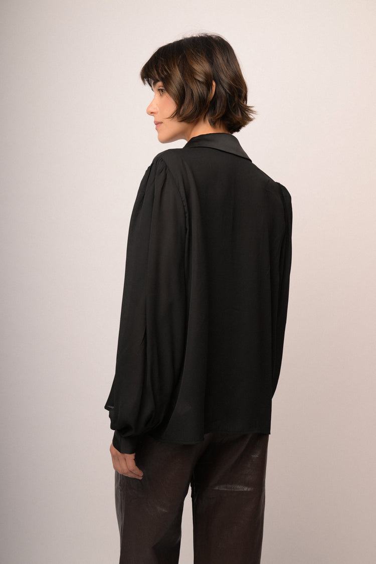 Camicia con cravatta lucida