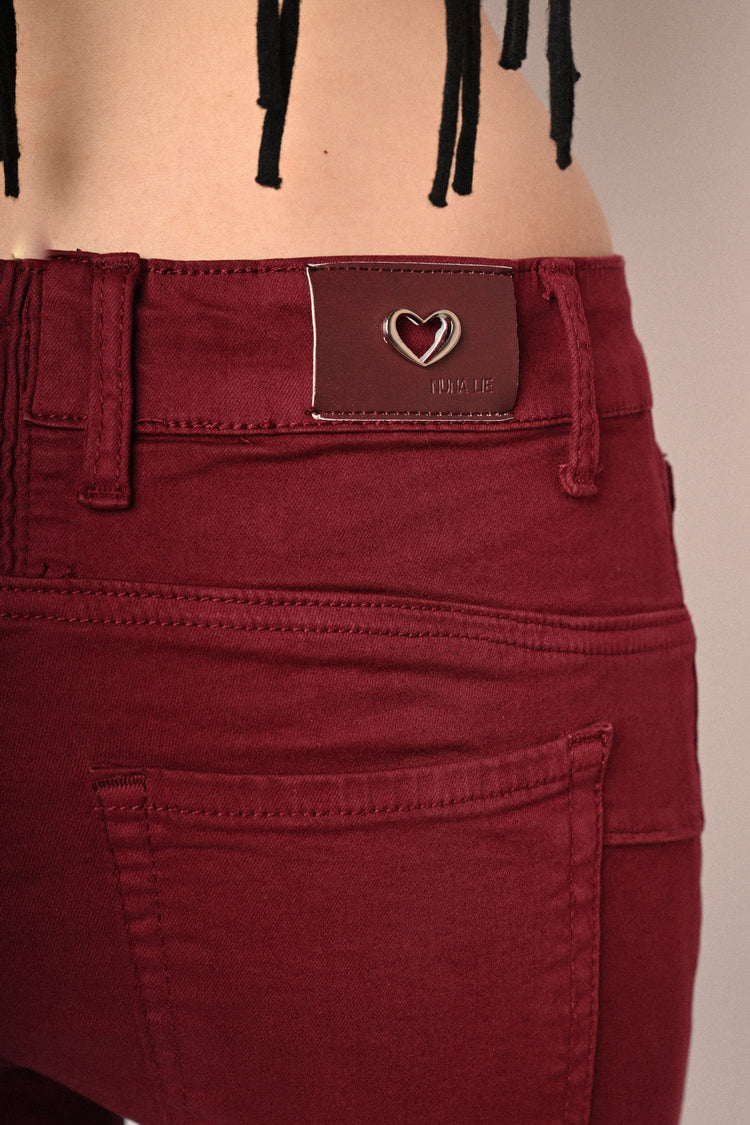 Jeans skinny con bottone gioiello
