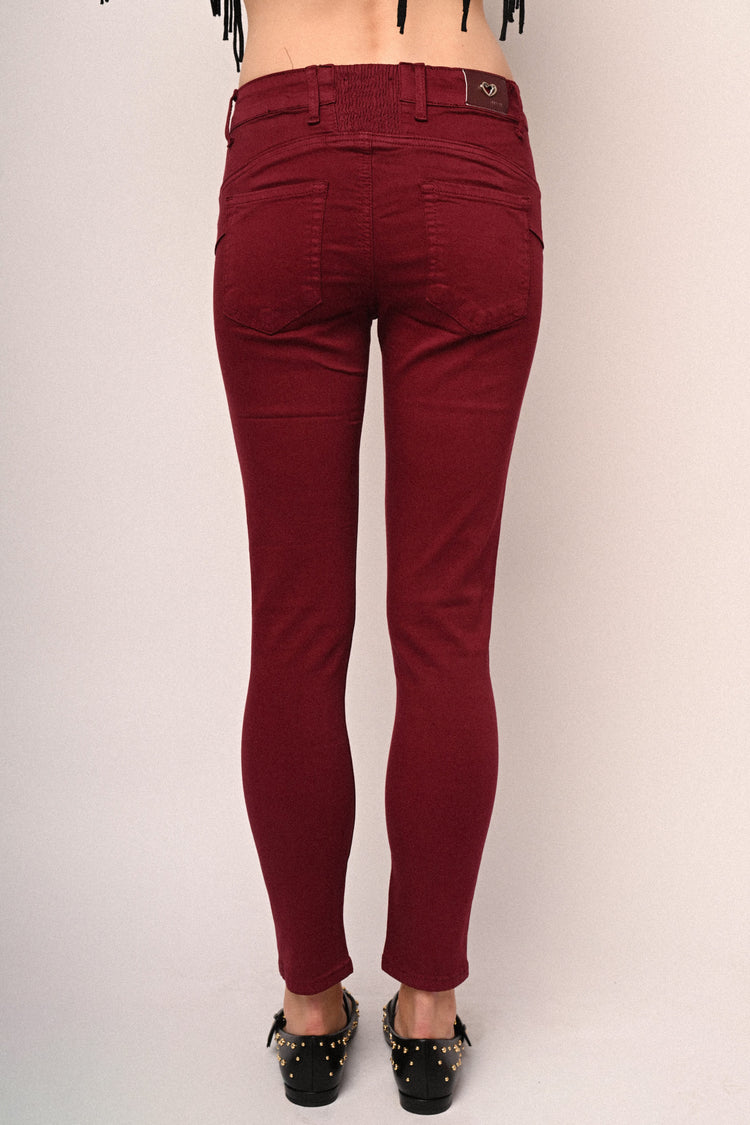 Jeans skinny con bottone gioiello