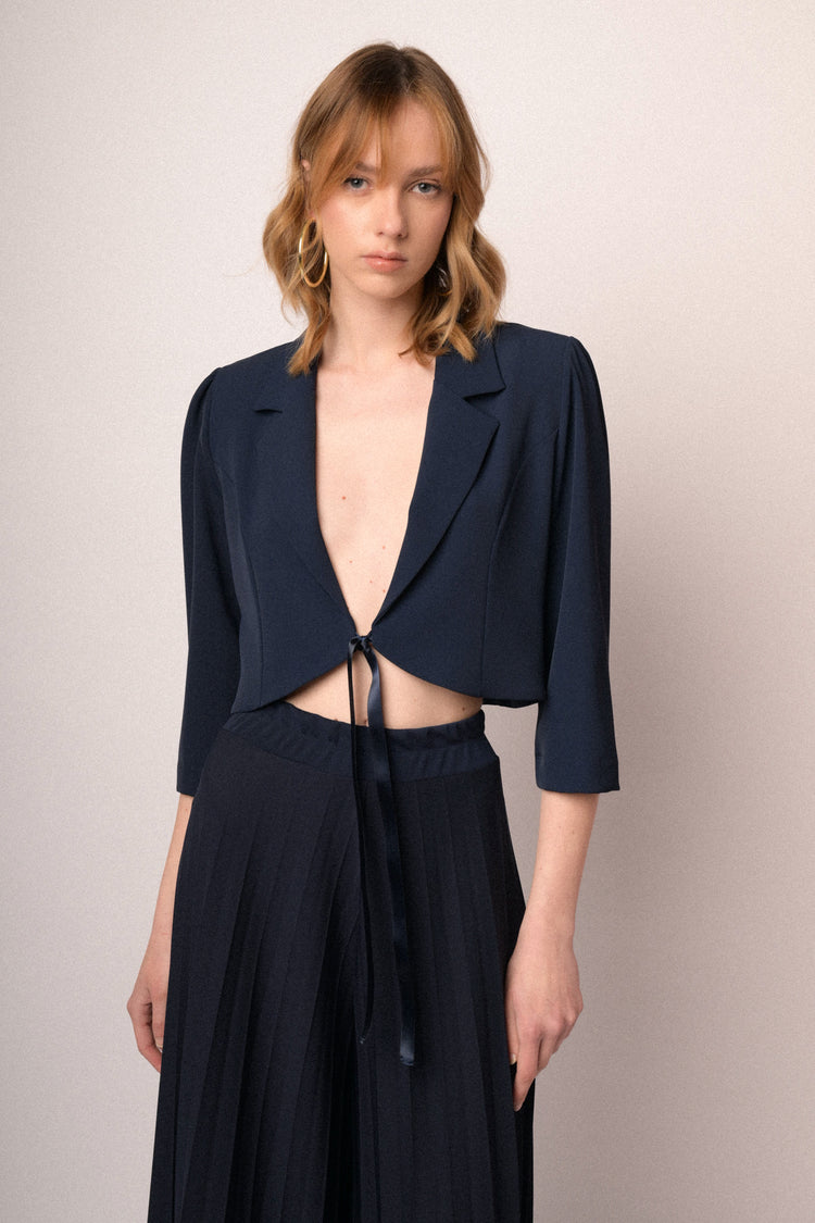 Blazer crop blu con nastri da annodare