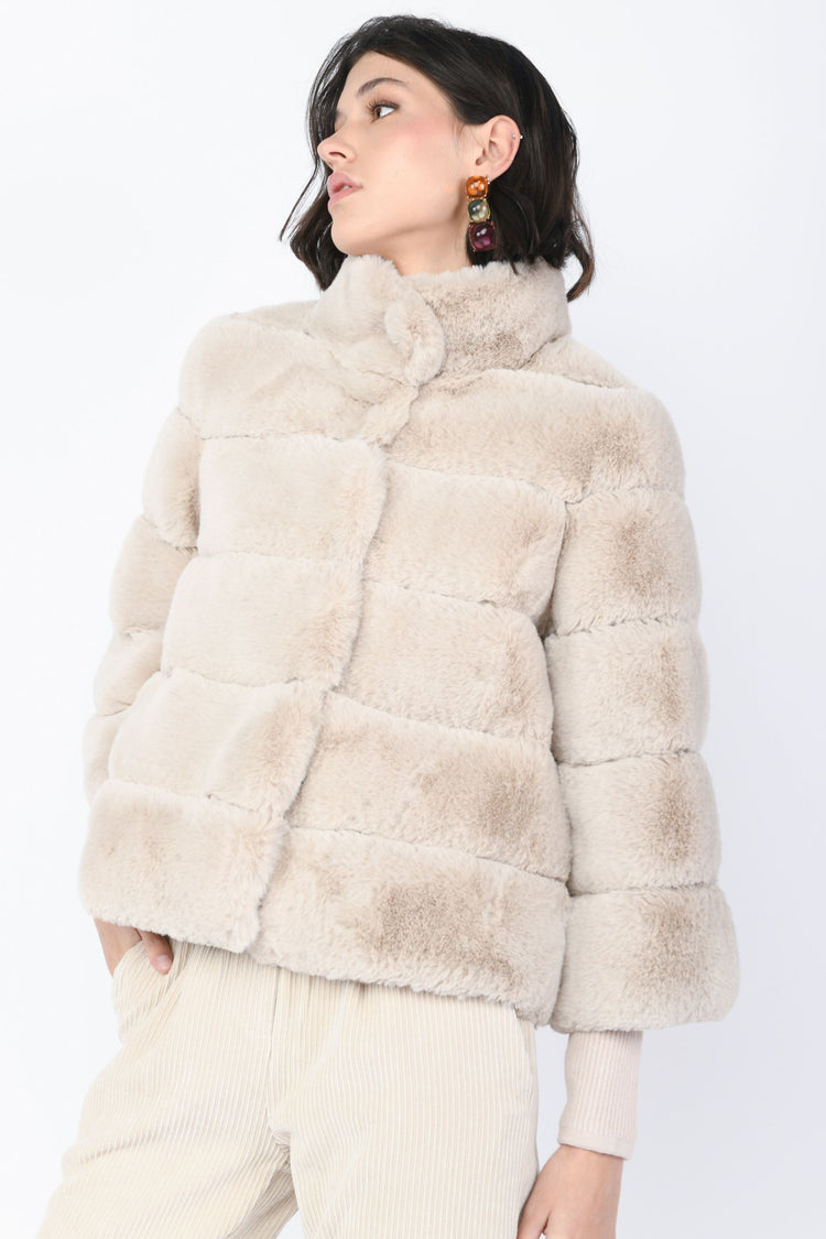 Giacca corta in faux fur