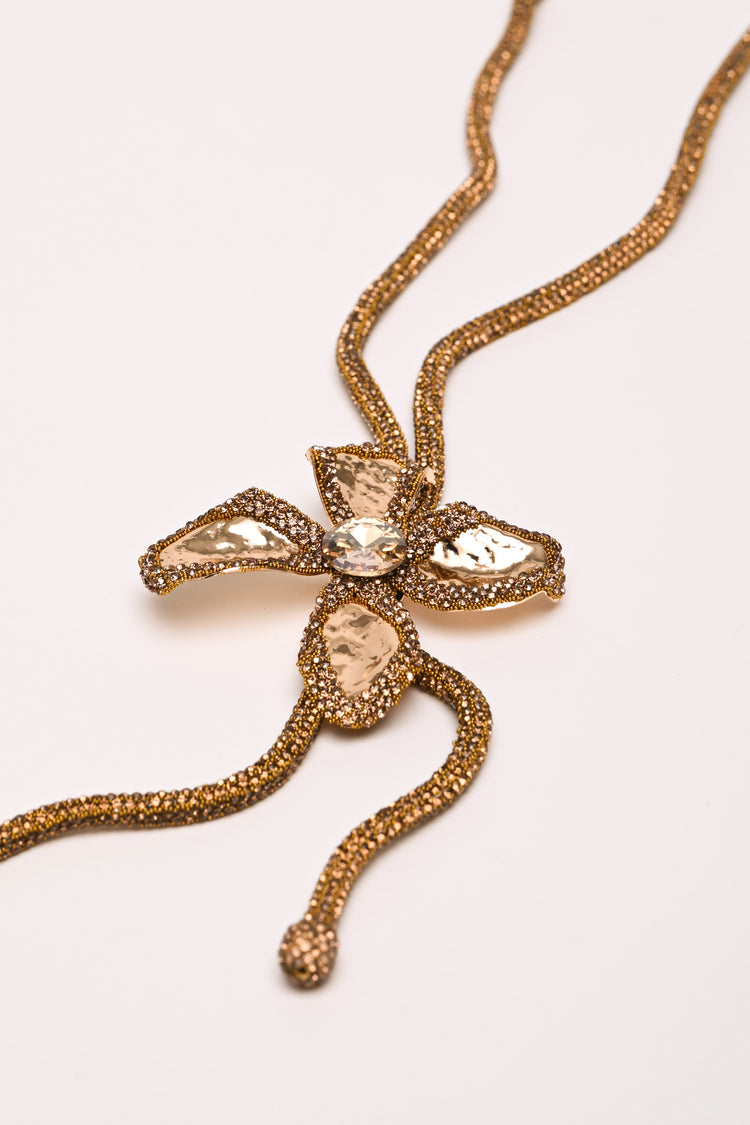 Collana lunga con strass e fiore