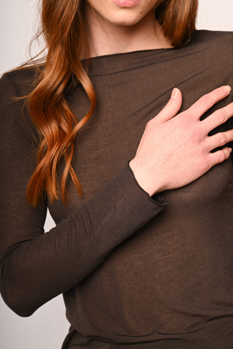 Maglia basic con scollo a barchetta