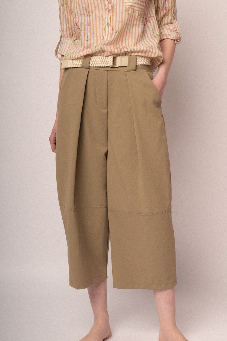 Pantaloni oversize e crop in tessuto nero con cintura