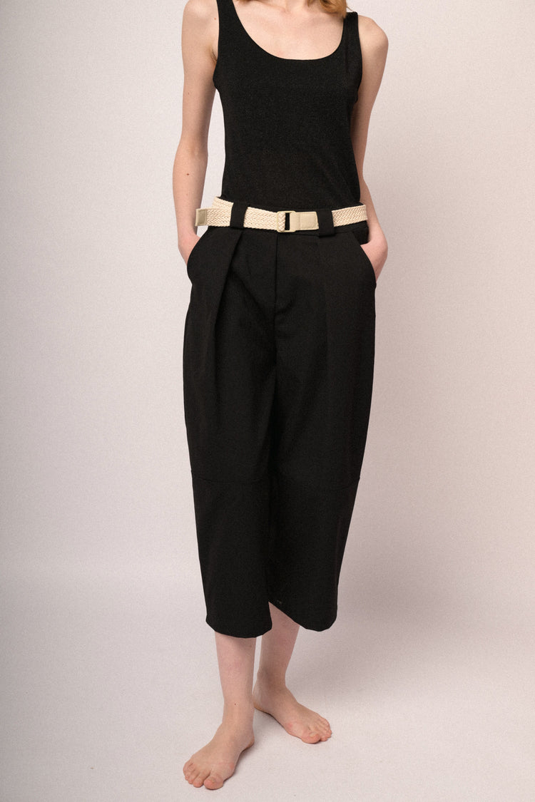 Pantaloni oversize e crop in tessuto nero con cintura