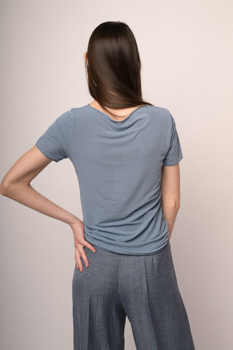 T-shirt in viscosa e seta blu denim