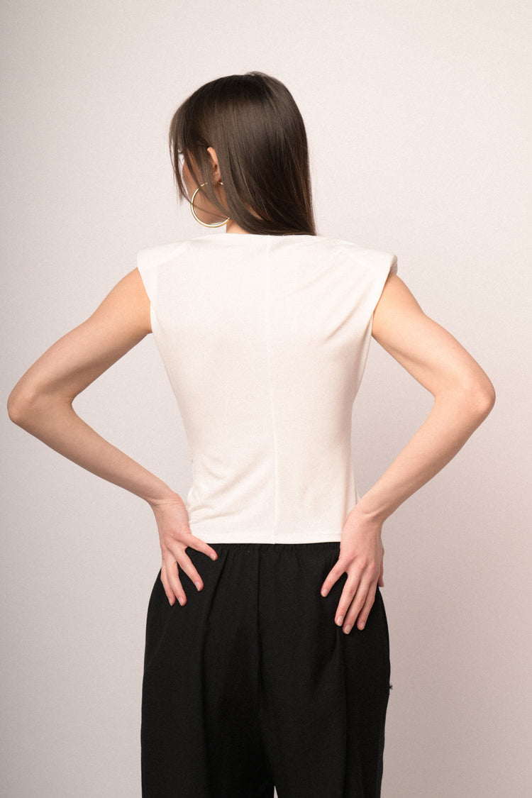 Top drappeggiato con fusciacca e nodo bianco