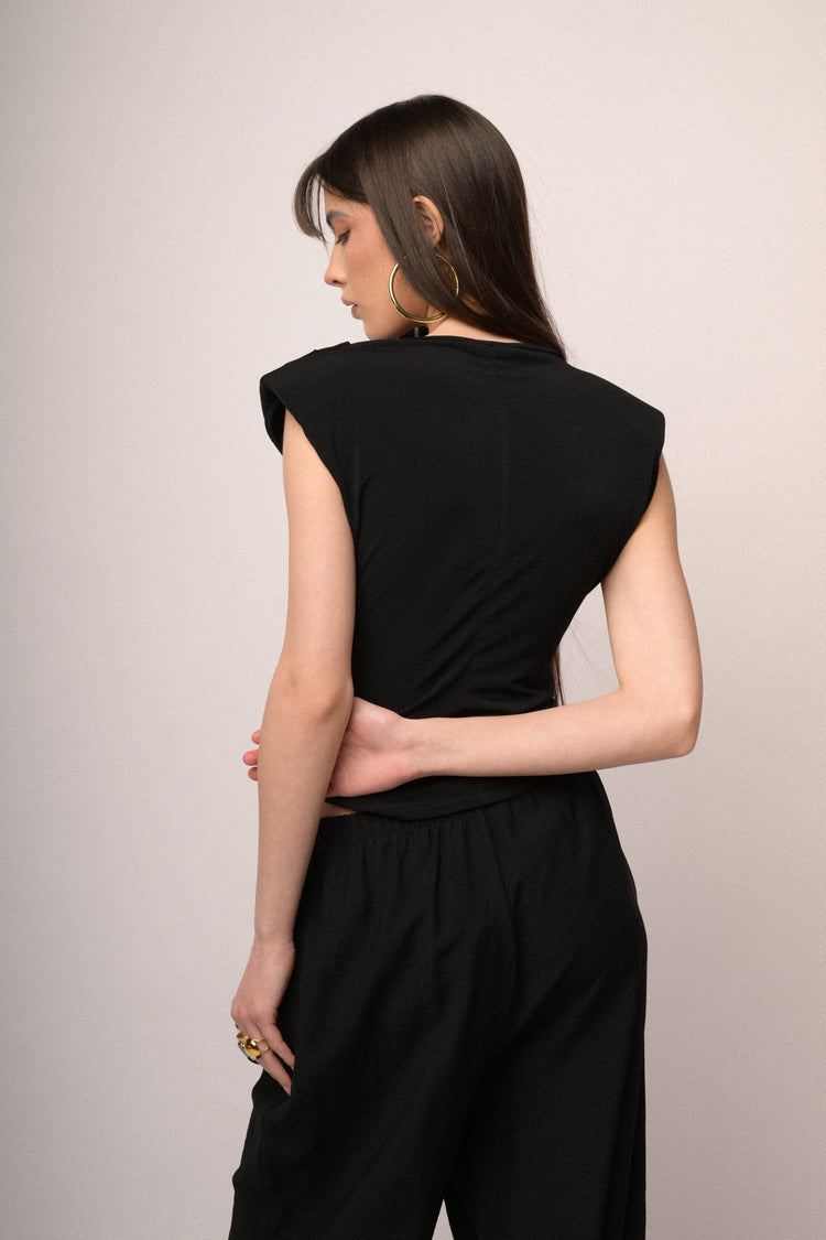 Top drappeggiato con fusciacca e nodo nero