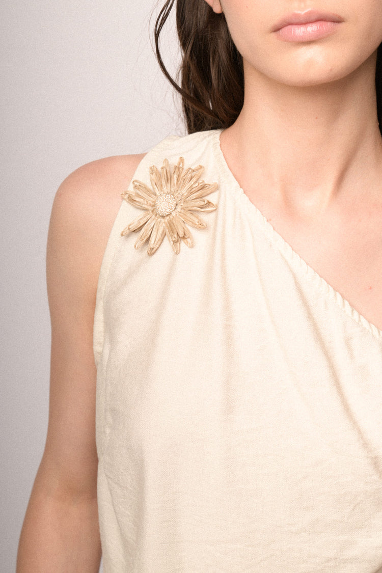 Top monospalla beige con fiore 3D