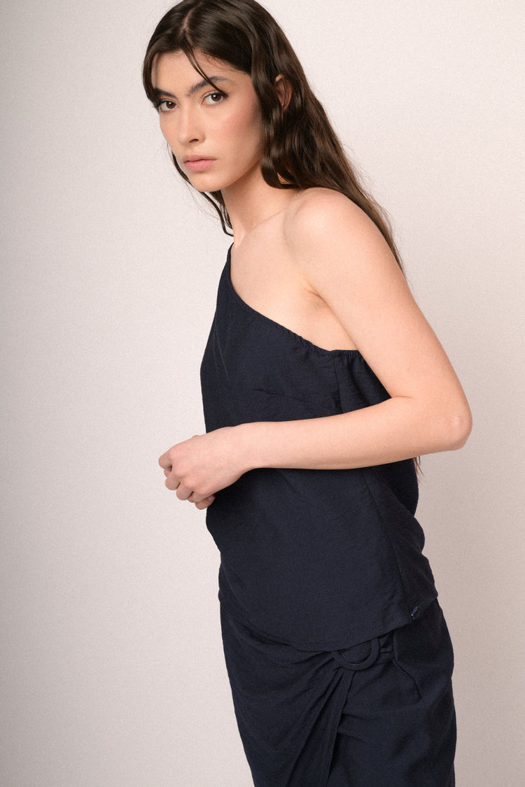 Top monospalla blu con fiore 3D