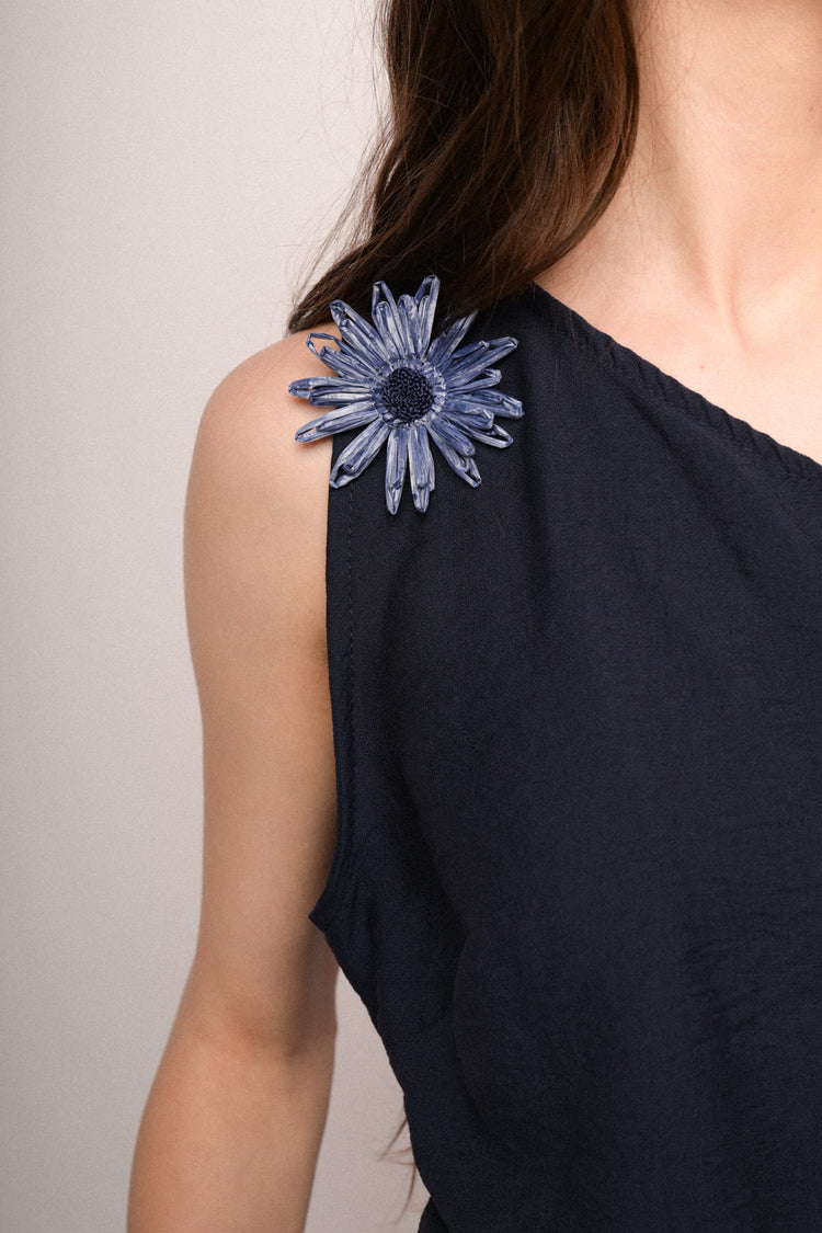 Top monospalla blu con fiore 3D