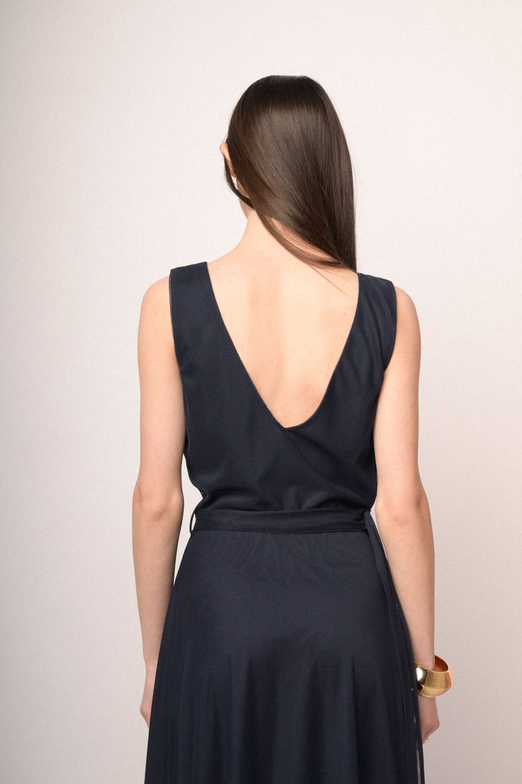 Abito asimmetrico in tulle blu con cintura