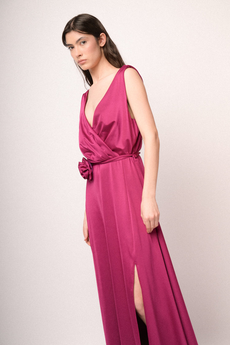Abito lungo in raso fucsia con cintura e rosa 3D