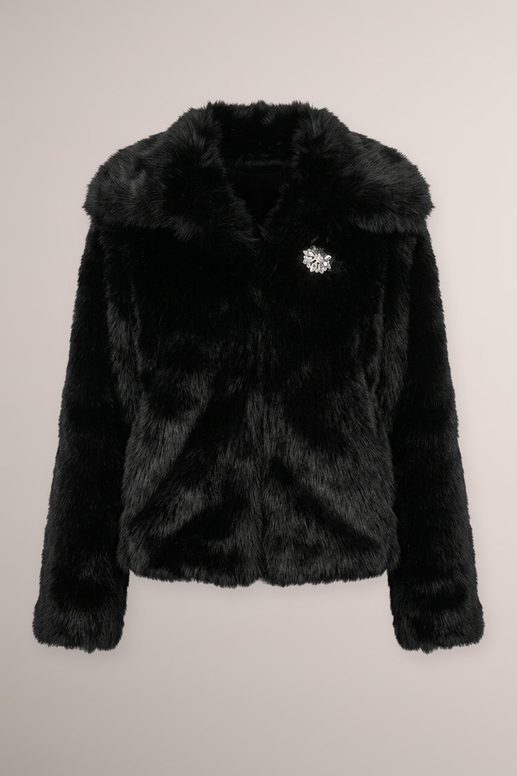 Giacca in faux fur nera con spilla gioiello
