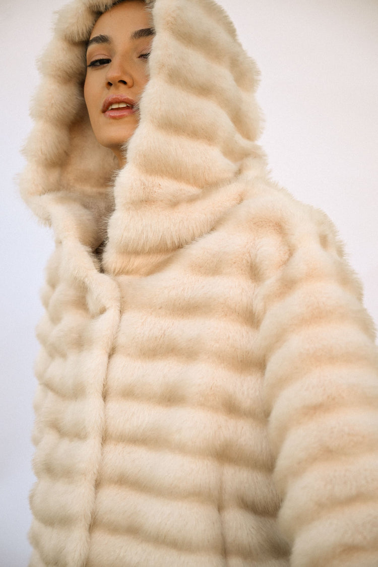 Giacca in faux fur matelassé con cappuccio