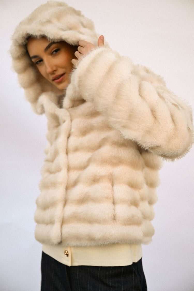 Giacca in faux fur matelassé con cappuccio