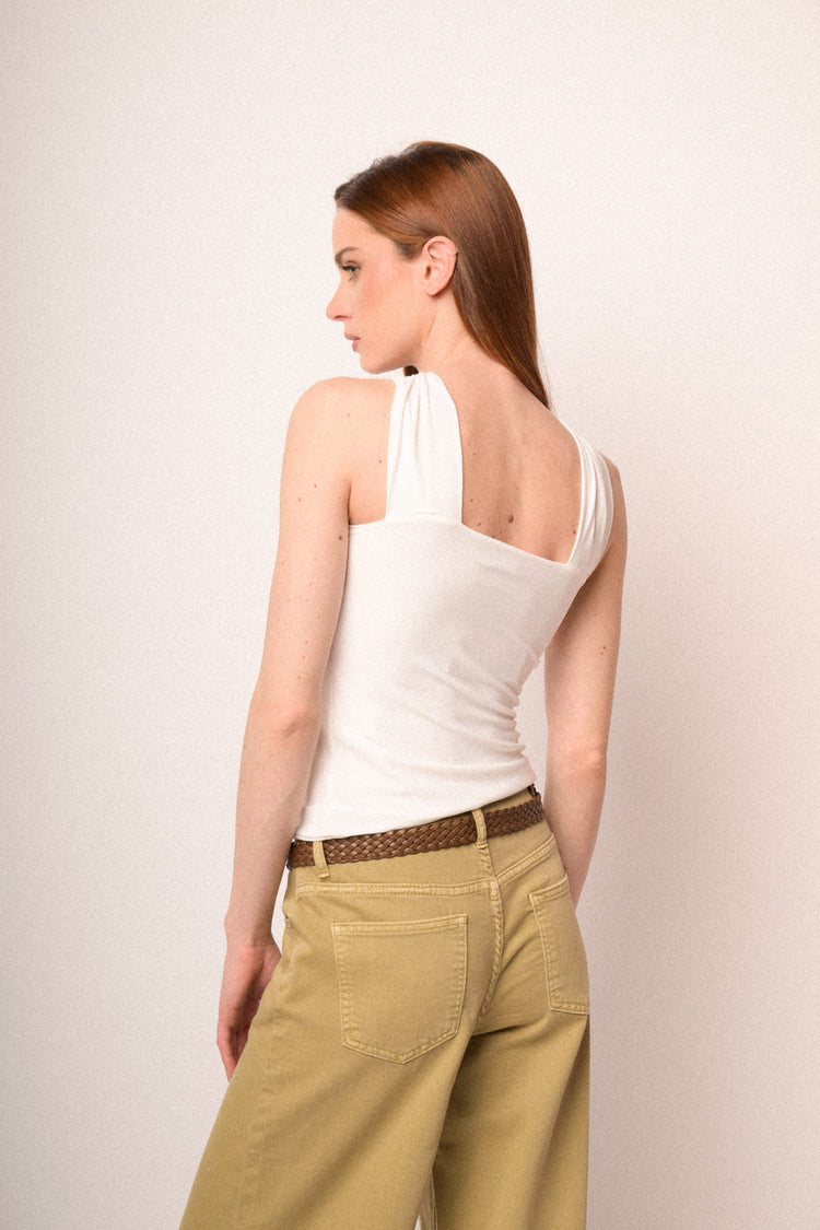 Top halter bianco con anello oro