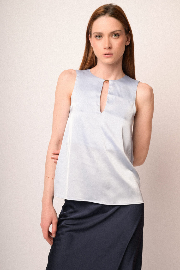 Top smanicato in raso celeste con scollo a goccia