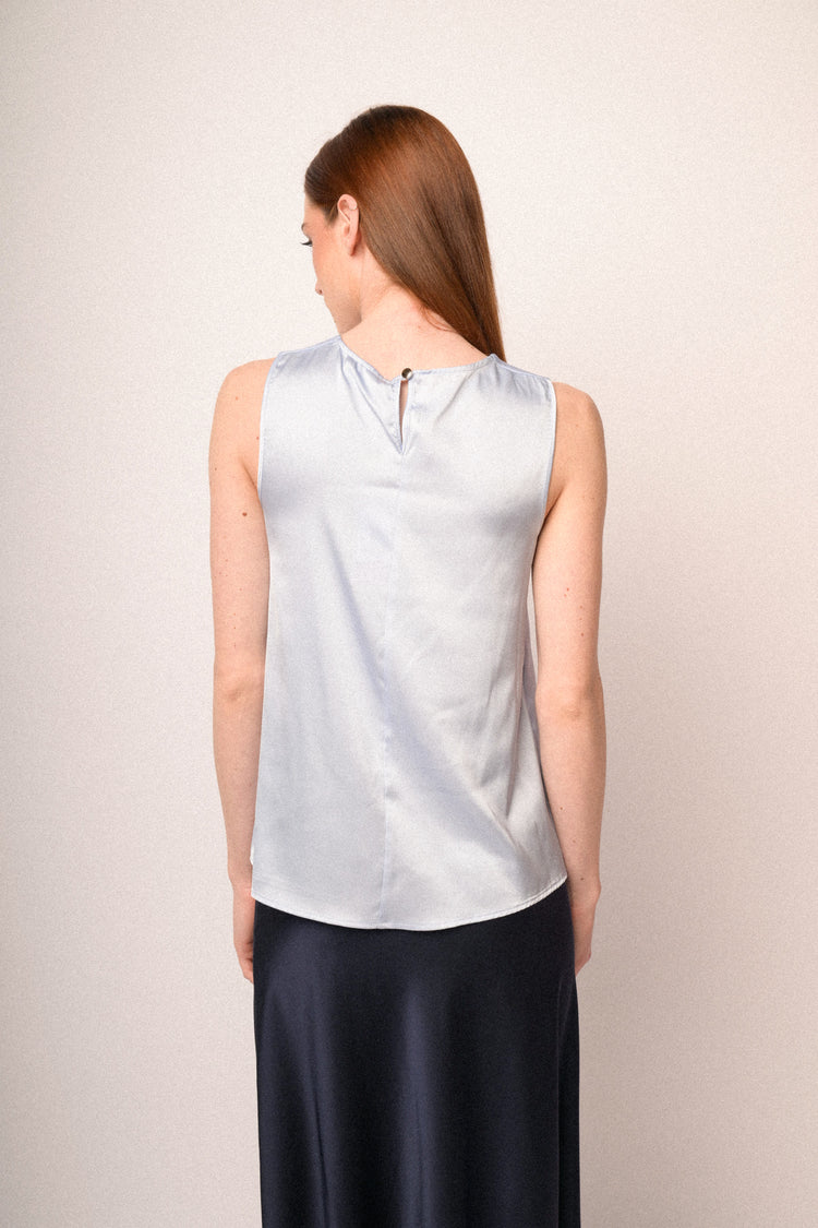 Top smanicato in raso celeste con scollo a goccia