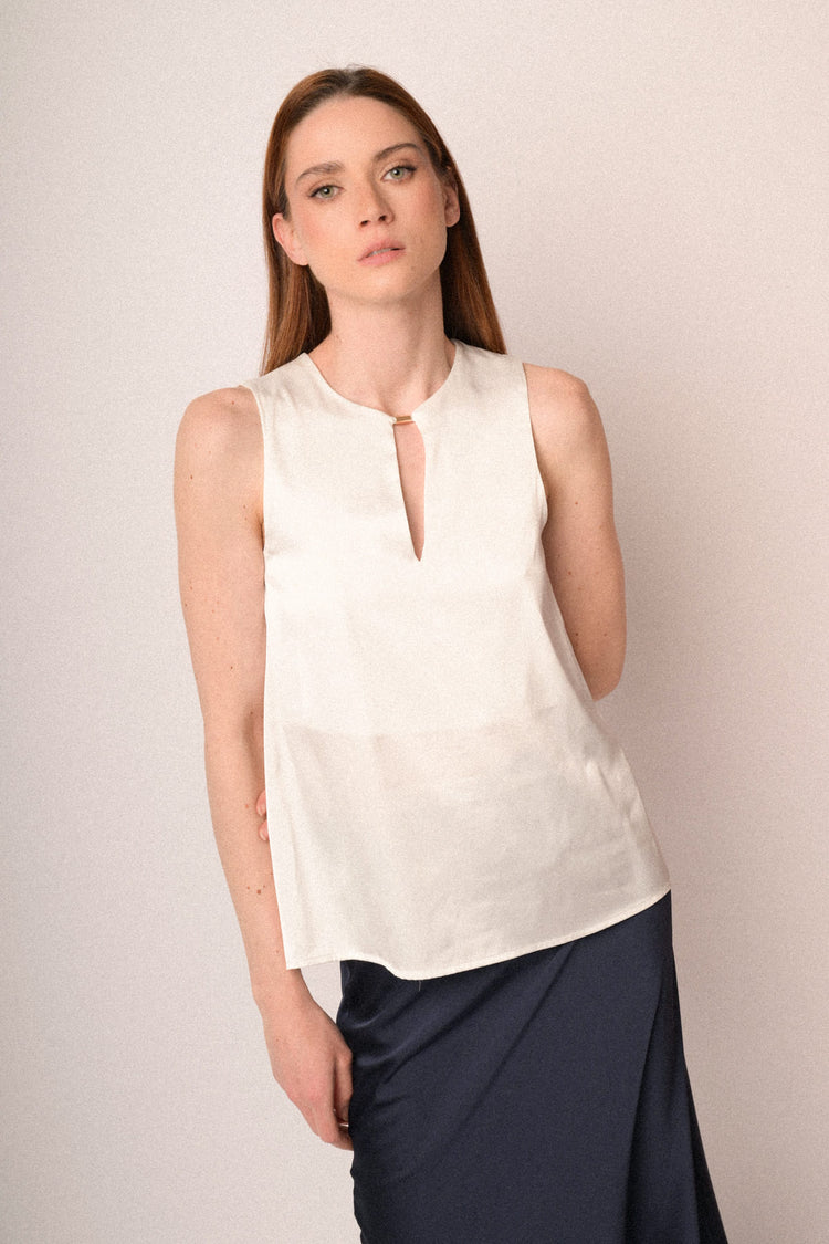 Top smanicato in raso bianco con scollo a goccia