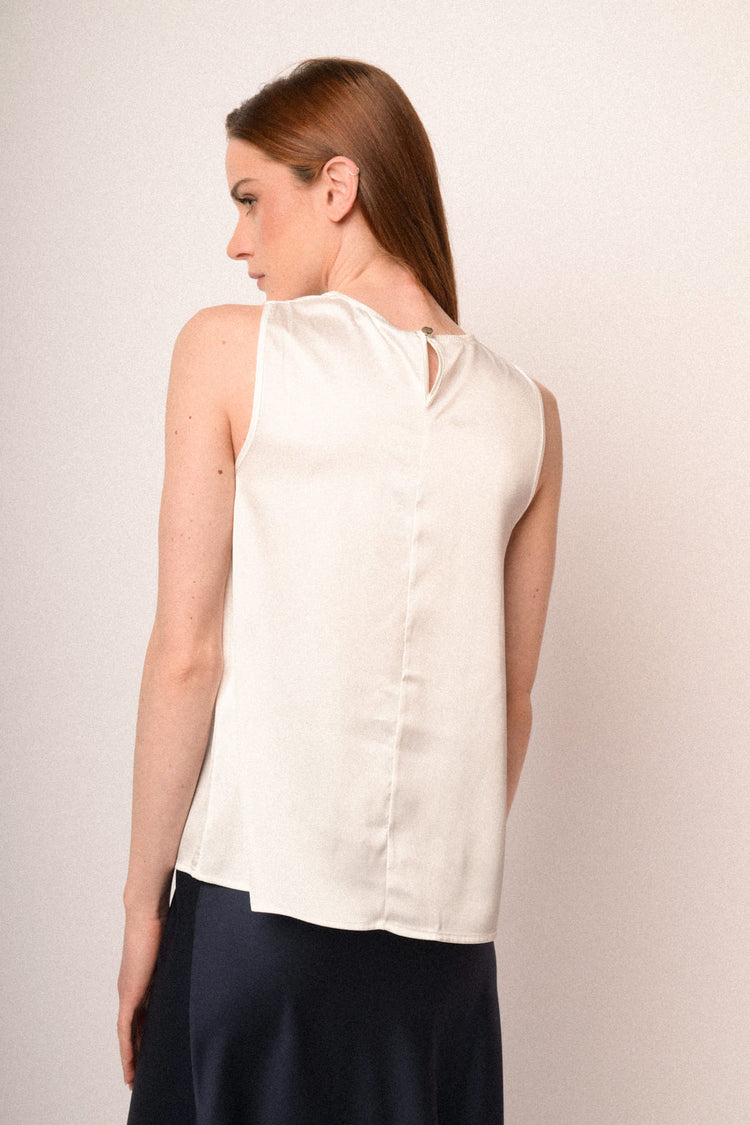 Top smanicato in raso bianco con scollo a goccia