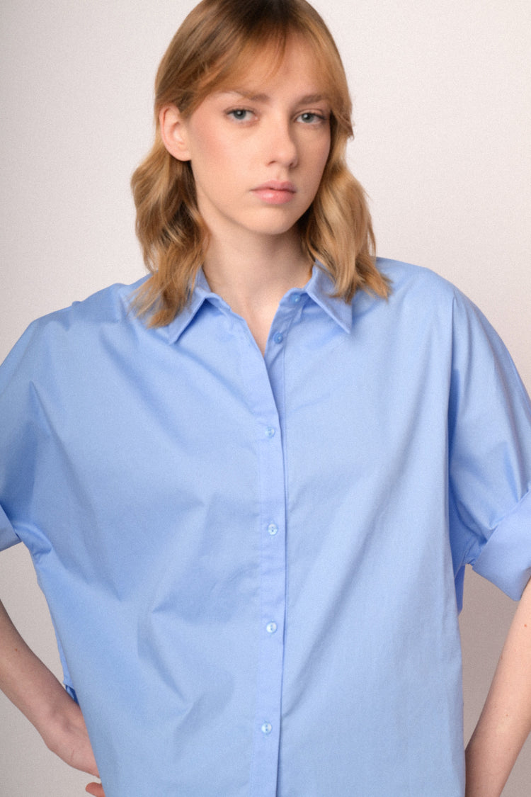 Camicia boxy-fit in cotone azzurro con maniche arrotolate
