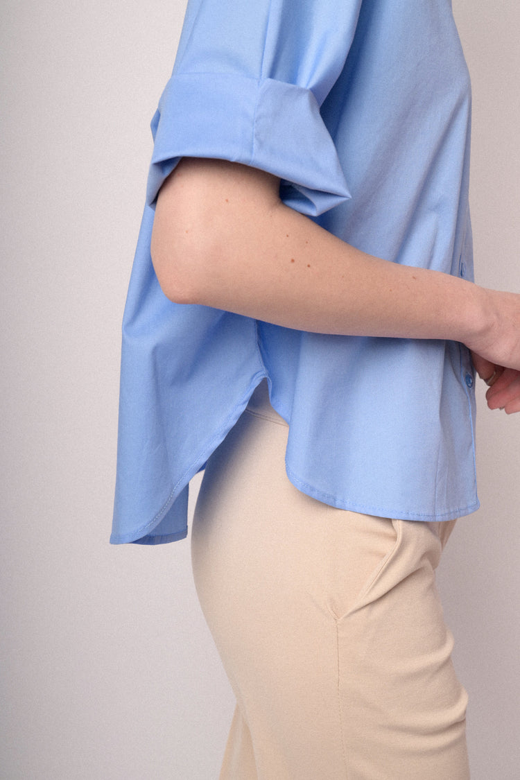 Camicia boxy-fit in cotone azzurro con maniche arrotolate