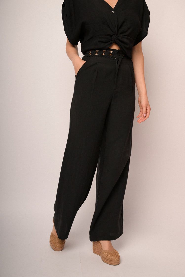Pantaloni palazzo con cintura in pizzo nero
