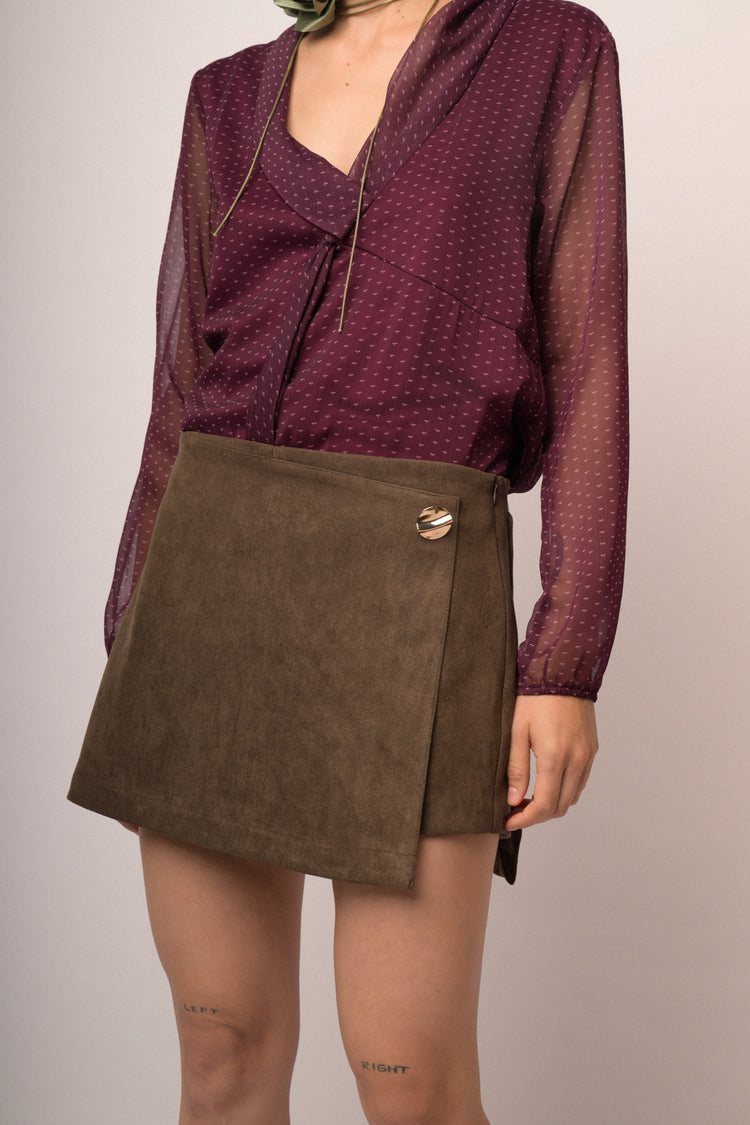 Minigonna in faux suede cioccolato con bottone