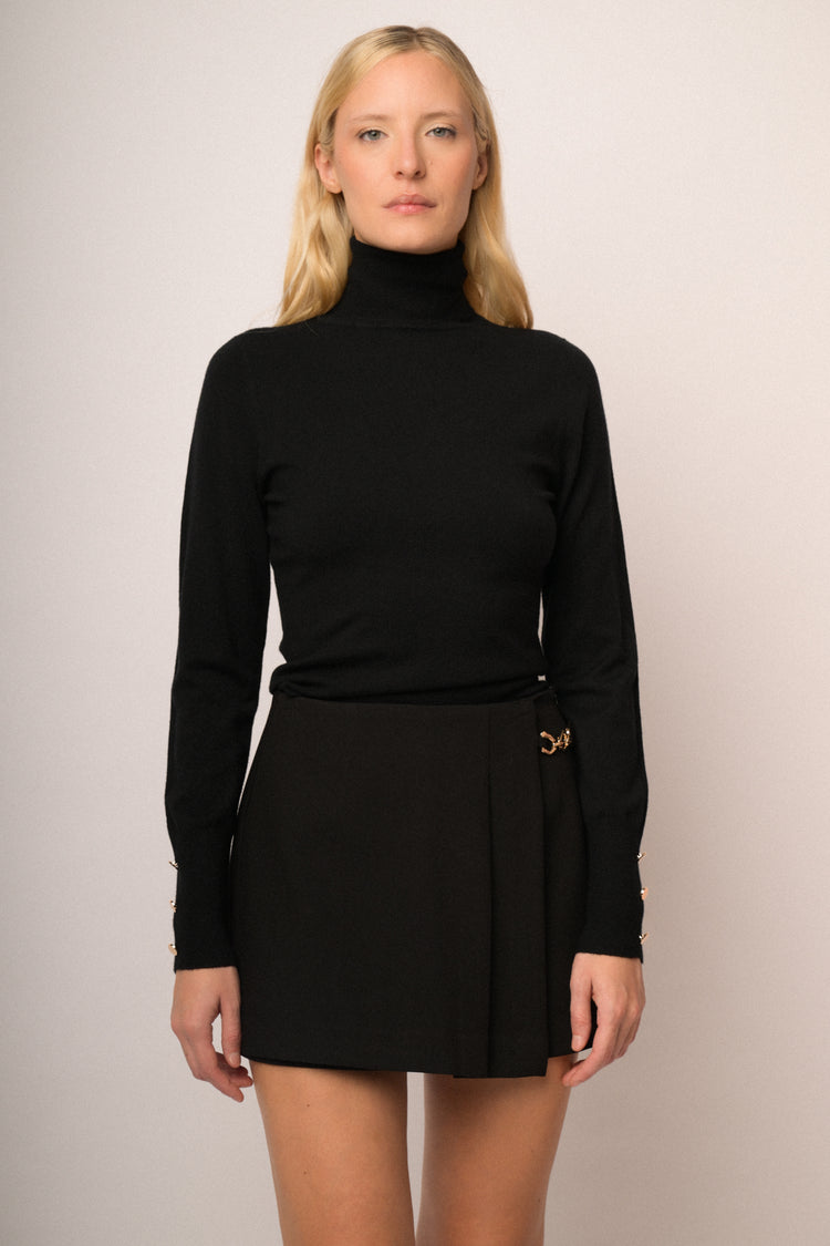 Gonna pantalone nera con accessorio oro