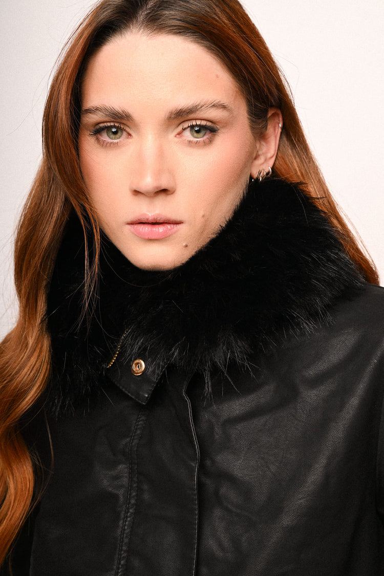 Giacca in similpelle con collo in faux fur