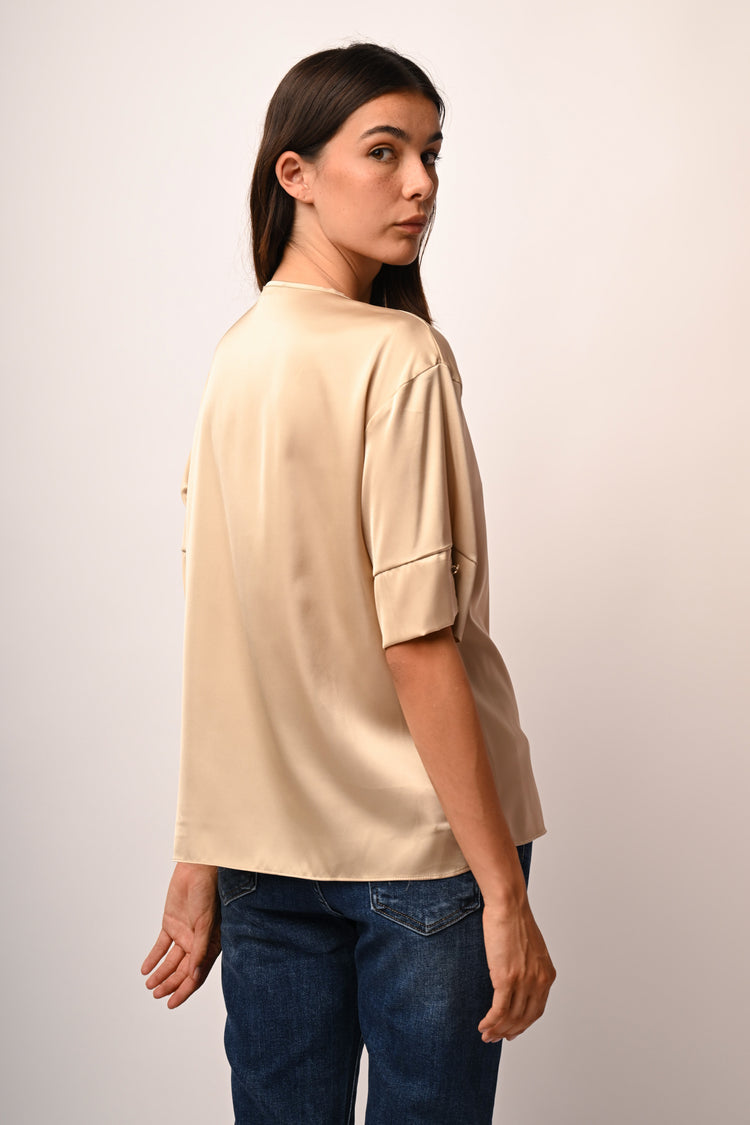 Blusa in raso con scollo a V