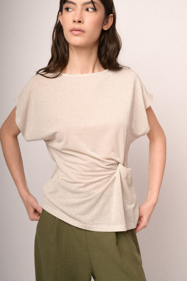 T-shirt in maglia lurex avorio con nodo
