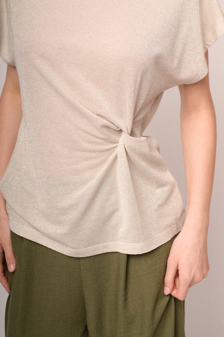 T-shirt in maglia lurex avorio con nodo