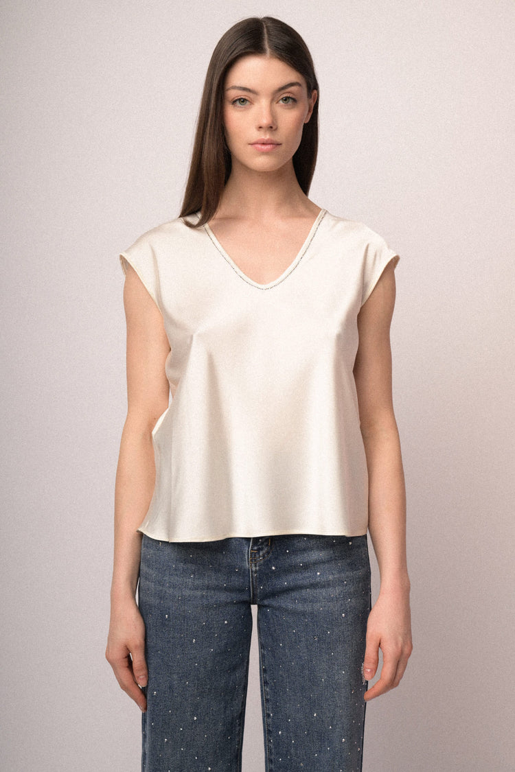 Top in raso con scollo profilato in strass
