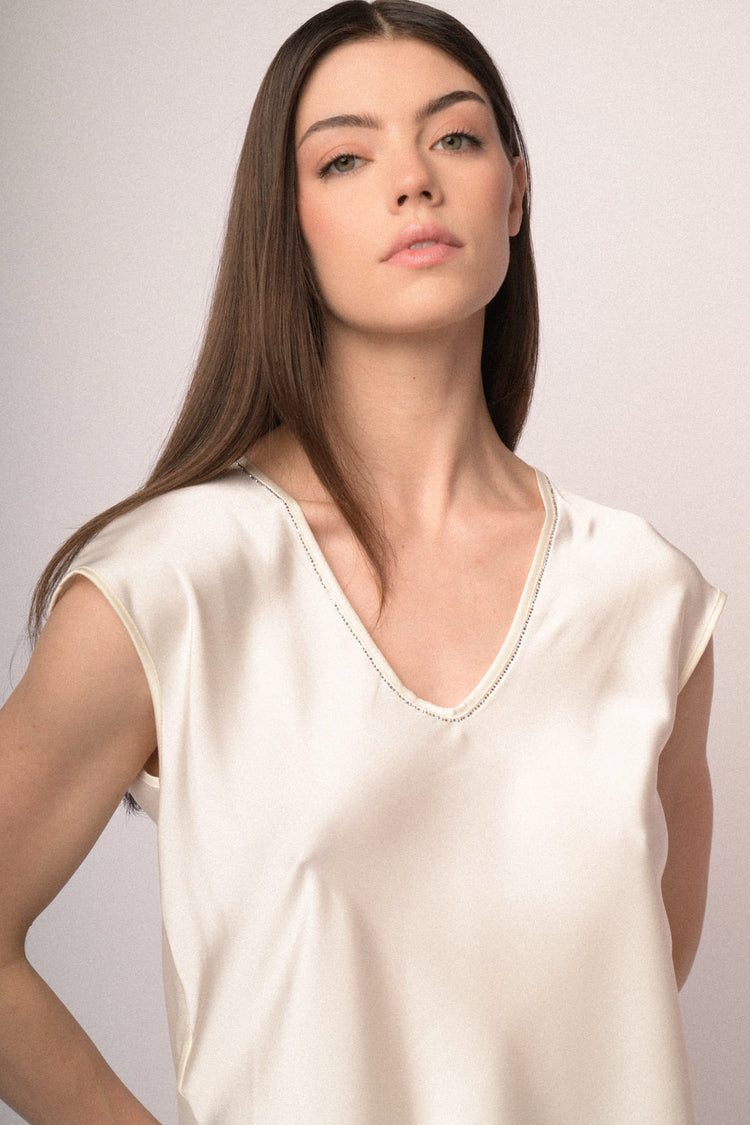 Top in raso con scollo profilato in strass
