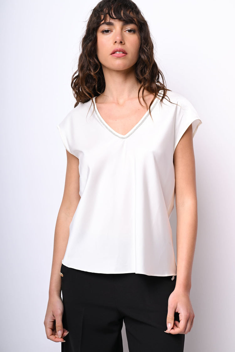 T-shirt con scollo a V profilato in strass