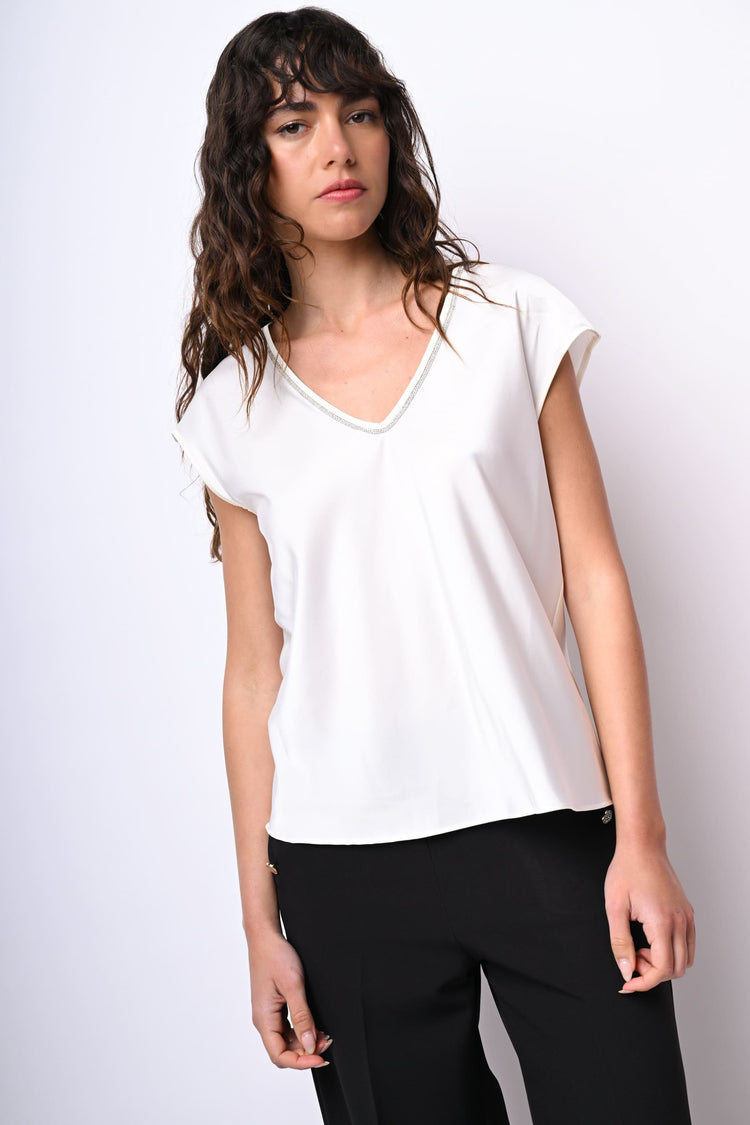 T-shirt con scollo a V profilato in strass
