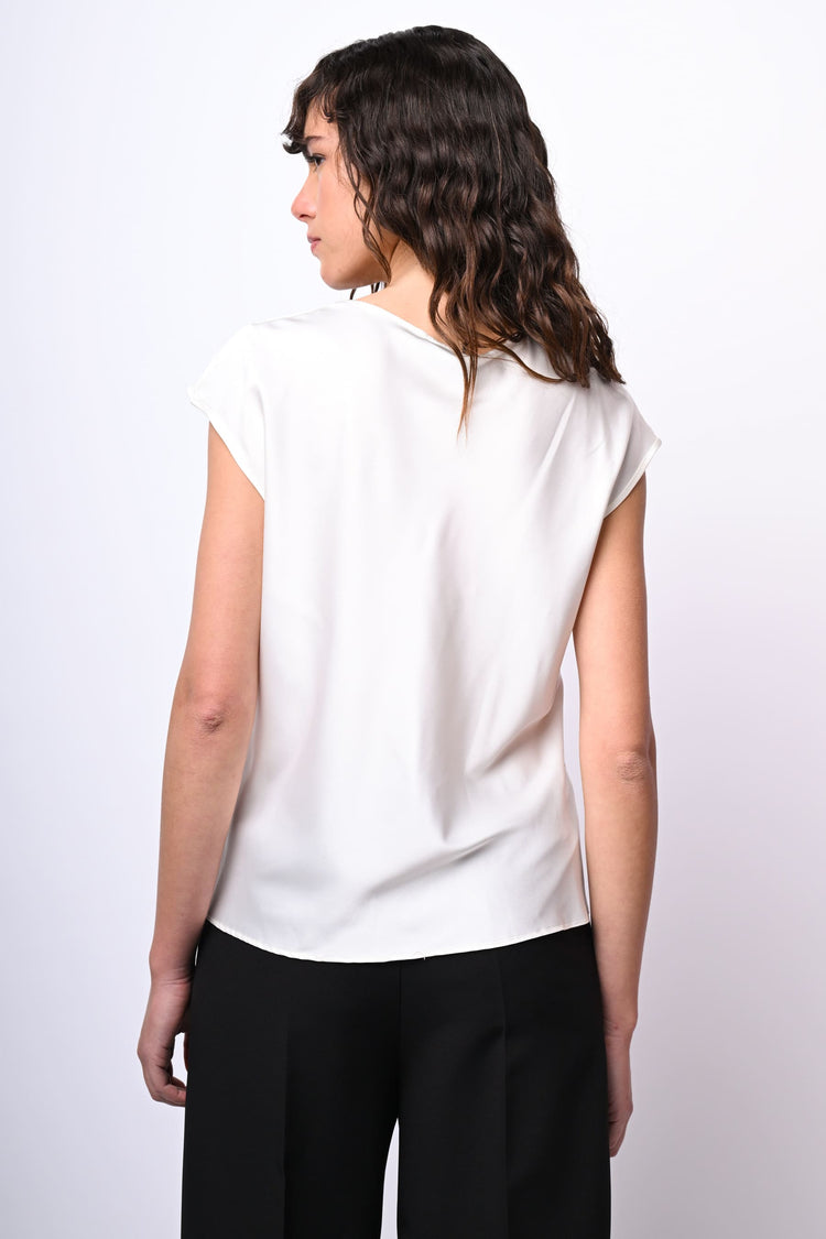 T-shirt con scollo a V profilato in strass