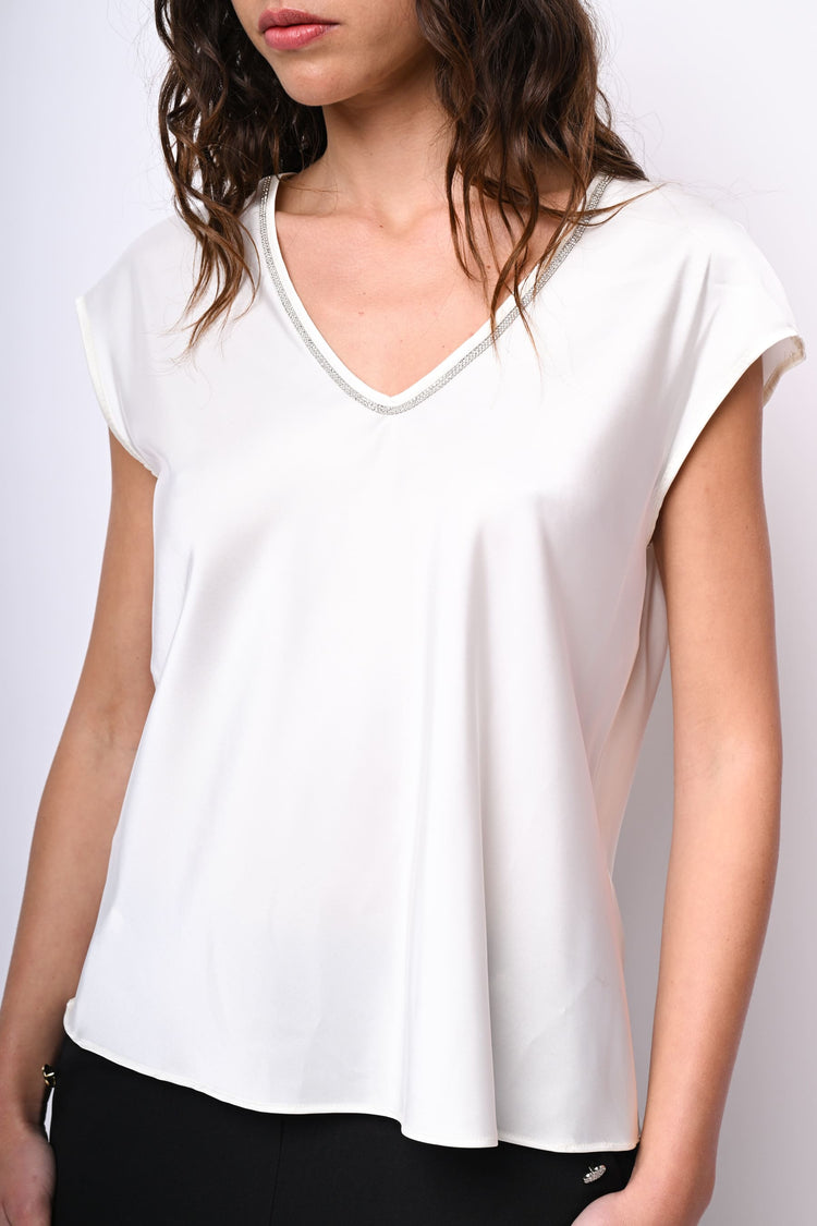 T-shirt con scollo a V profilato in strass
