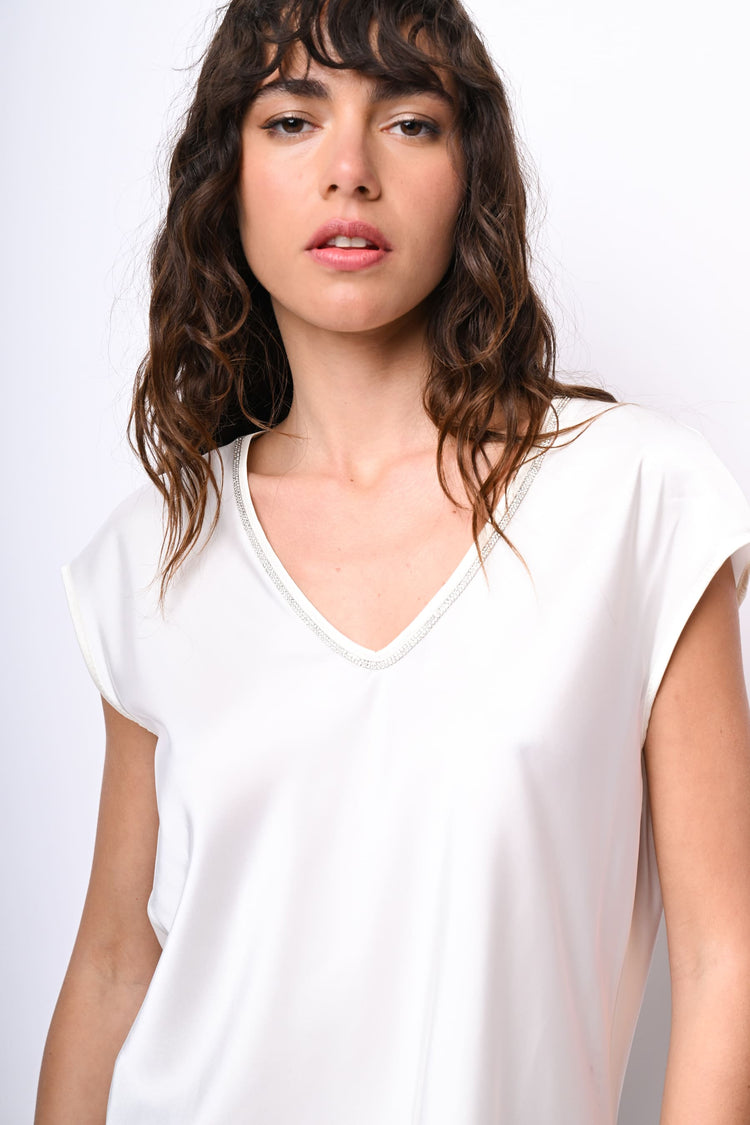 T-shirt con scollo a V profilato in strass