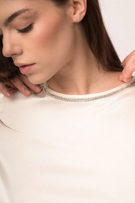 Blusa in raso con scollo profilato in strass