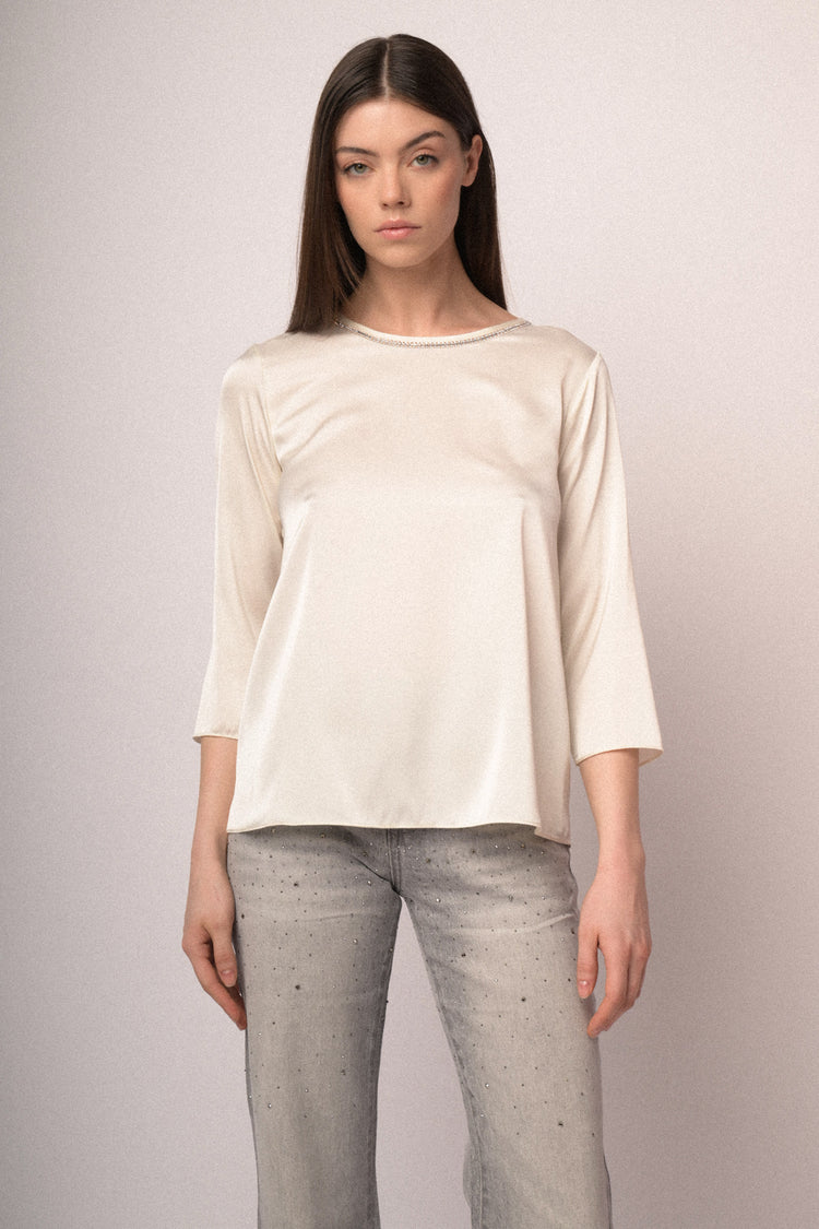 Blusa in raso con scollo profilato in strass