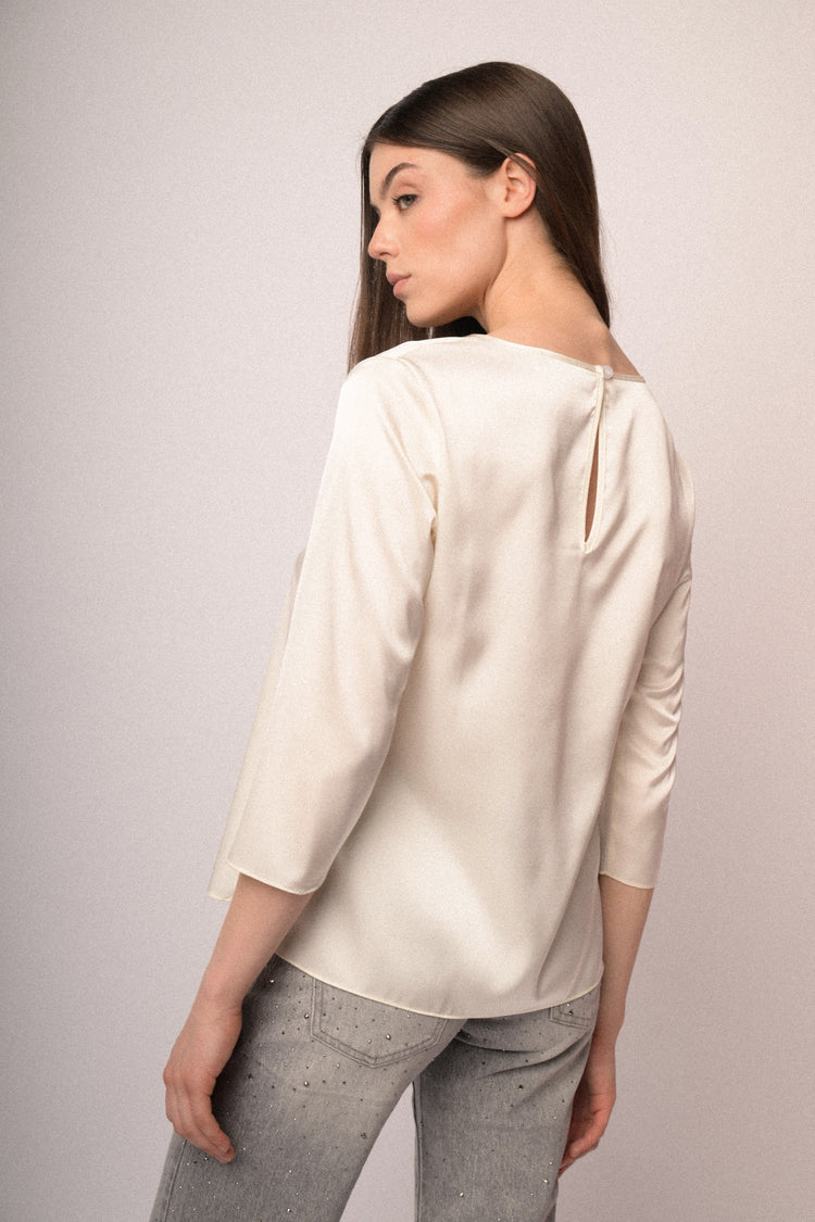 Blusa in raso con scollo profilato in strass