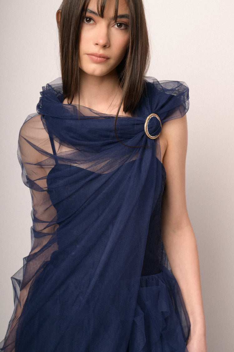 Coprispalle in tulle blu con fibbia-gioiello