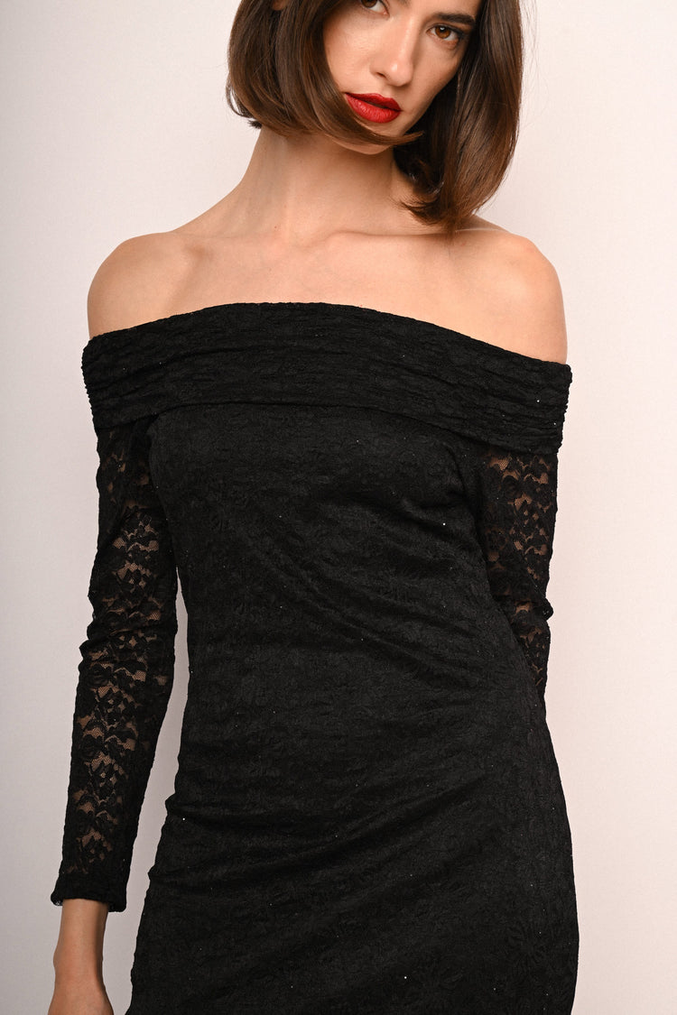 Abito lungo in pizzo con strass e spalle scoperte