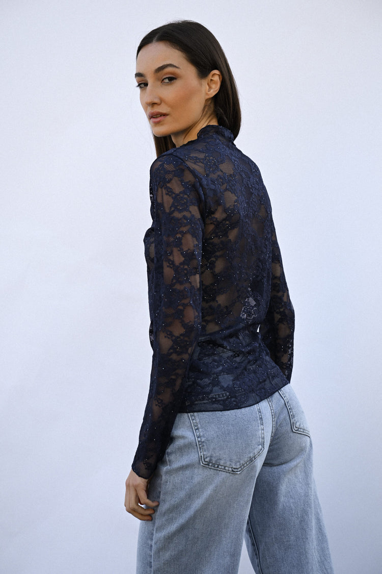 Top in pizzo con paillettes e collo a cratere