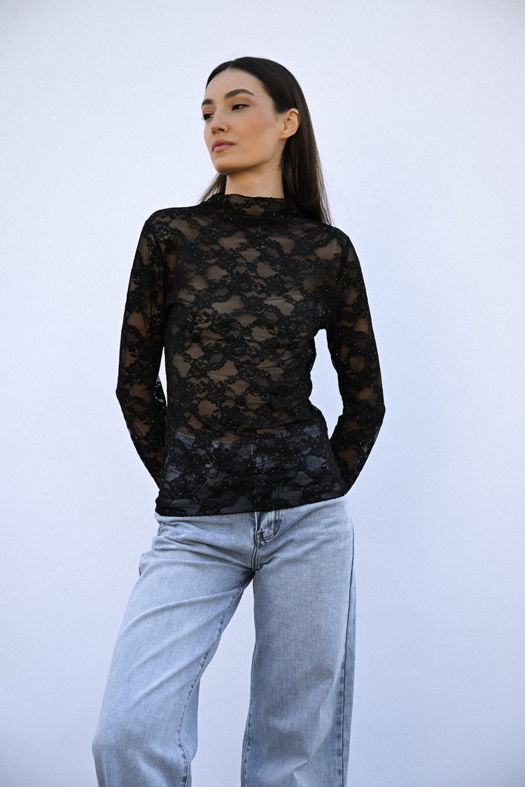 Top in pizzo con paillettes e collo a cratere